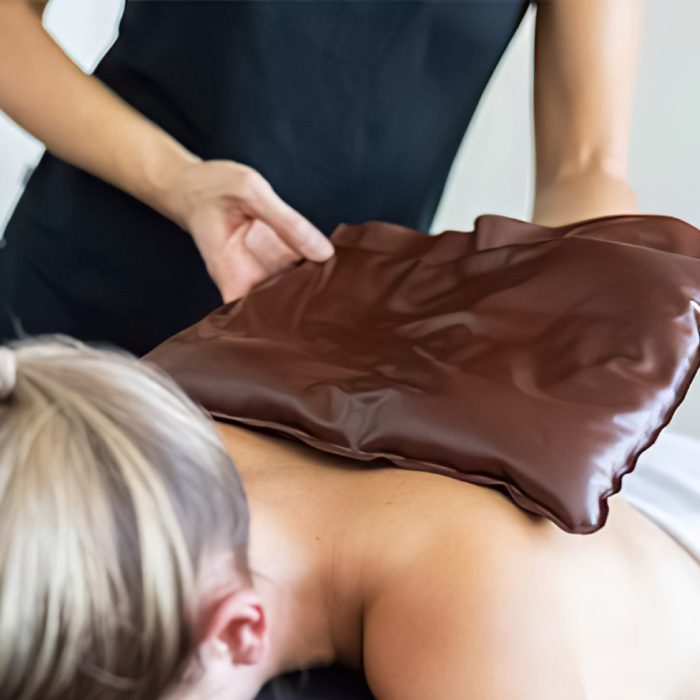 Fango massage is used to perform fango paraffin wraps. The photo shows the patient and the masseur. Fango massage is used to perform fango paraffin wraps. The photo shows the patient and the masseur.